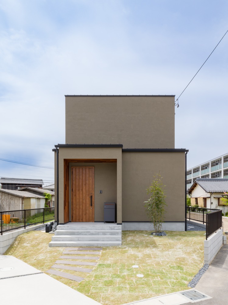 「く」の地に建つ塗り壁のお家 画像