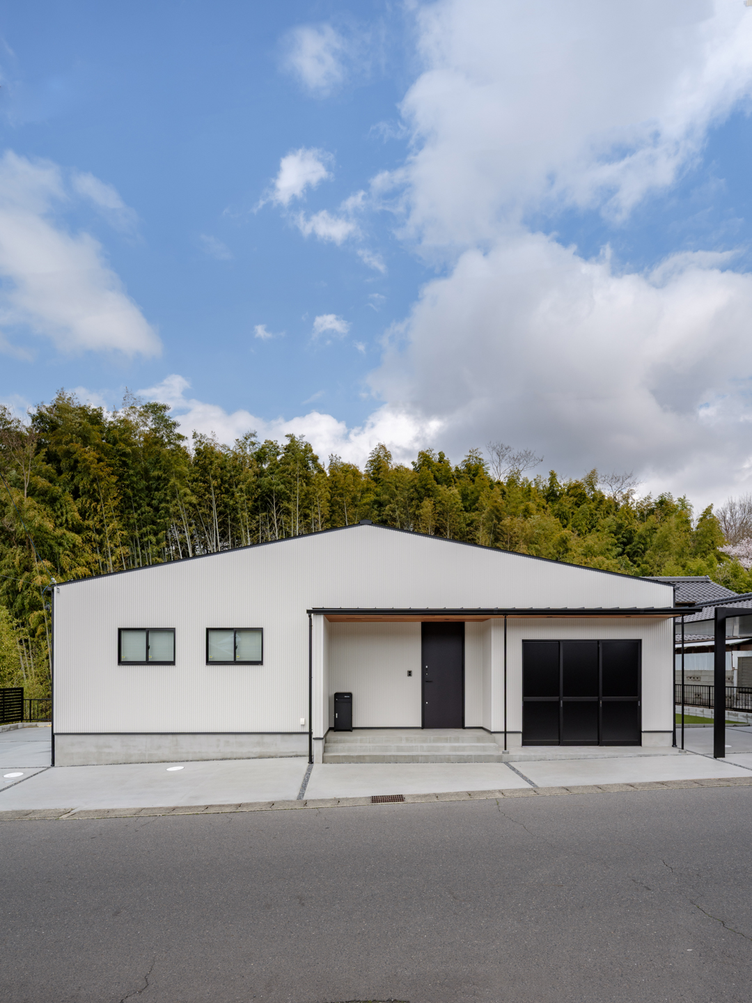 可愛すぎないカワイイ平屋
32坪のウォークスルークローゼットがある海外風ハウス 画像