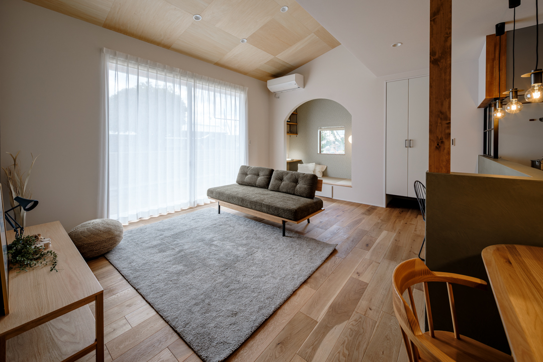 三角屋根のかわいい平屋。家族で使えるヌックのある暮らし。 画像