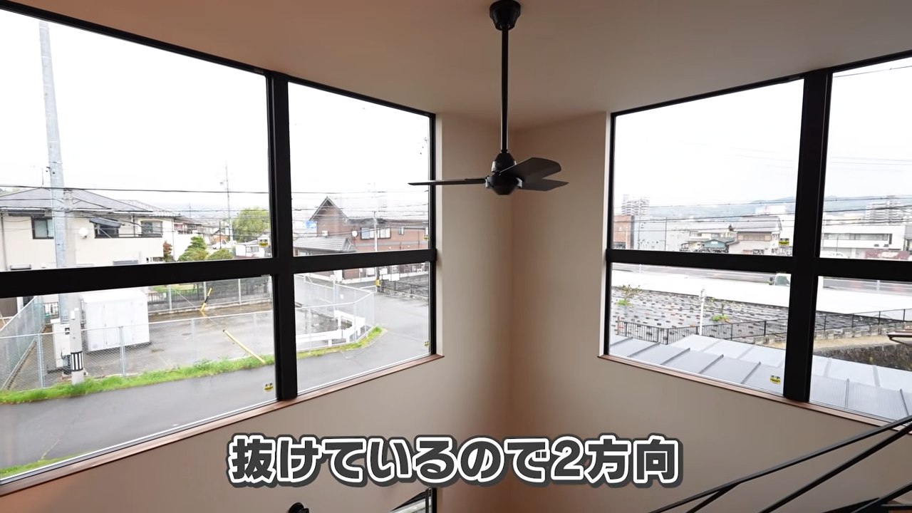 吹き抜けを彩る木のアクセントとアイアン階段