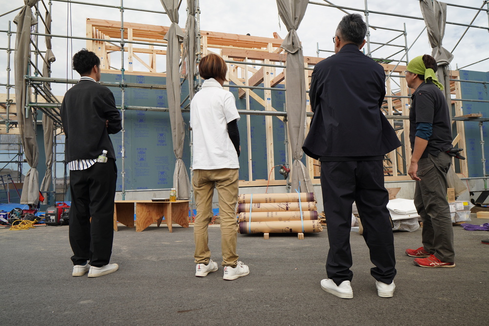 中津川モデル 上棟 工務の山田と家ZOUスタッフたち