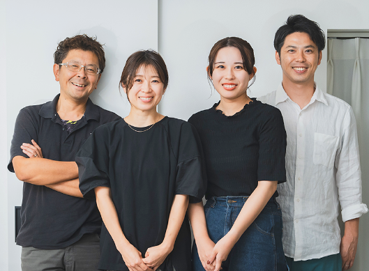 参加を待つ、笑顔のスタッフ写真