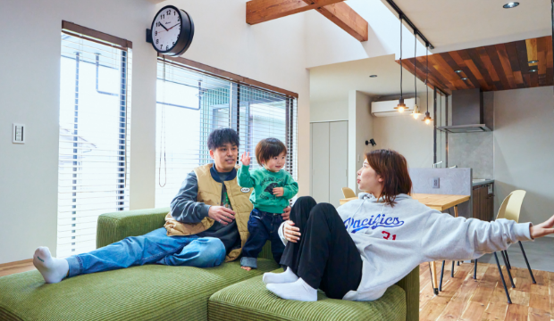 リビング 家族団欒 写真