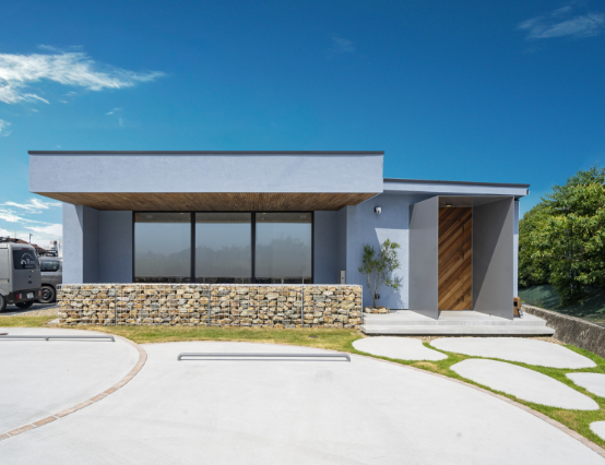 目を惹くブルーの外観