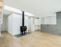 薪ストーブと天窓付きsunroomの家 アイキャッチ画像