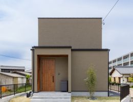 「く」の地に建つ　PLASTERED WALL HOUSE　~BASEでも叶う塗り壁~ アイキャッチ画像