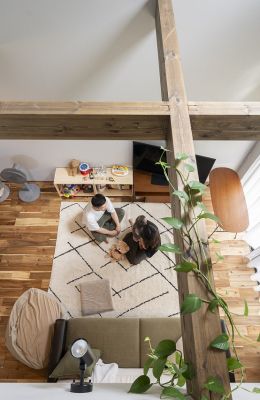 外壁の特注カラーやリビングの吹き抜け、無垢の床など、家じゅうに満足がいっぱい！ アイキャッチ画像