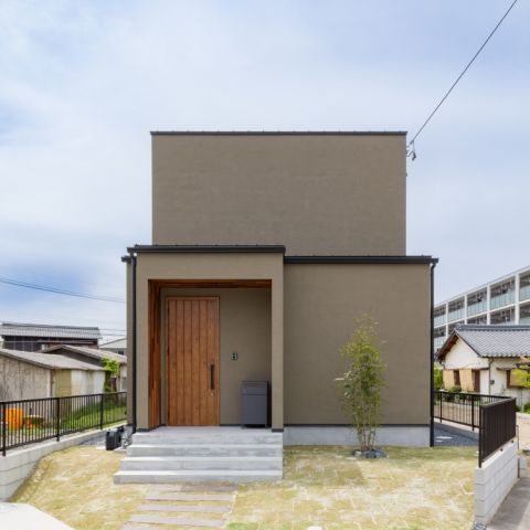 「く」の地に建つ塗り壁のお家