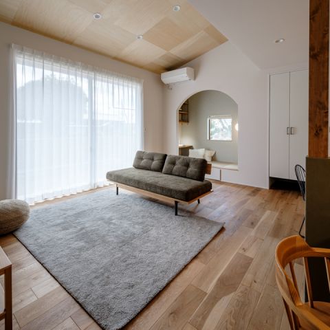 三角屋根のかわいい平屋。家族で使えるヌックのある暮らし。