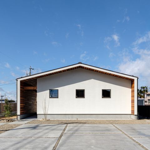 三角屋根のかわいい平屋。家族で使えるヌックのある暮らし。