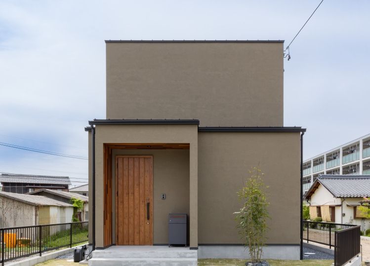 「く」の地に建つ塗り壁のお家 アイキャッチ画像