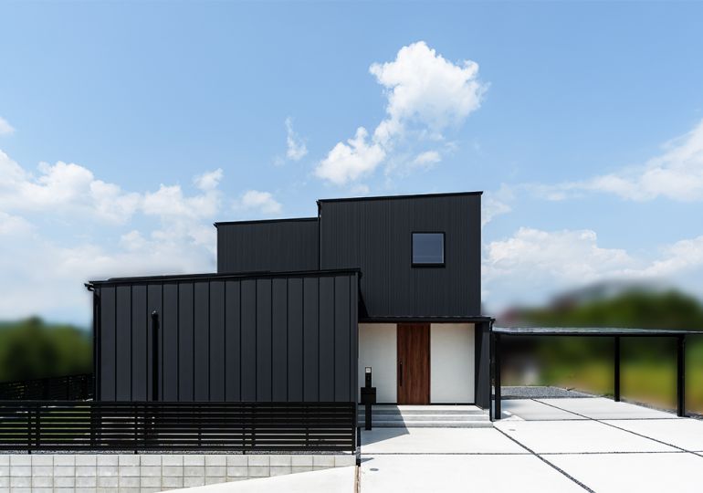 LUXE HOUSE「無垢と勾配天井が魅せる、20.5帖の上質LDK」 アイキャッチ画像