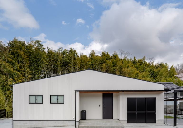 可愛すぎないカワイイ平屋
32坪のウォークスルークローゼットがある海外風ハウス アイキャッチ画像