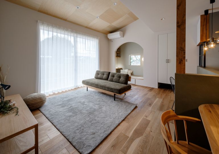 三角屋根のかわいい平屋。家族で使えるヌックのある暮らし。 アイキャッチ画像