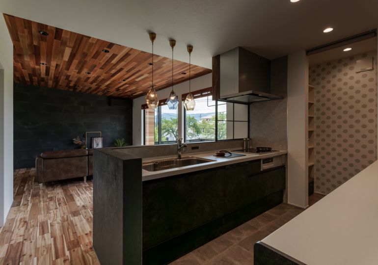 ホール階段やブラックな書斎など　”好きが形に”。 アイキャッチ画像